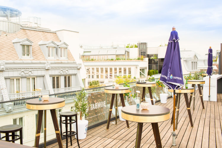 Bildschirmfoto 2018-11-07 um 09.53.01 Foto: Sonnendeck des Kleinod mit eigener Bar auf dem Dach und einem grandiosen Blick über Wien © Kleinod Betriebs GmbH